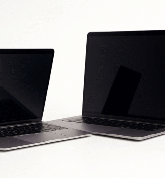 Comparativa de MacBook Apple 2025: modelos Air y Pro sobre fondo blanco estilo catálogo.